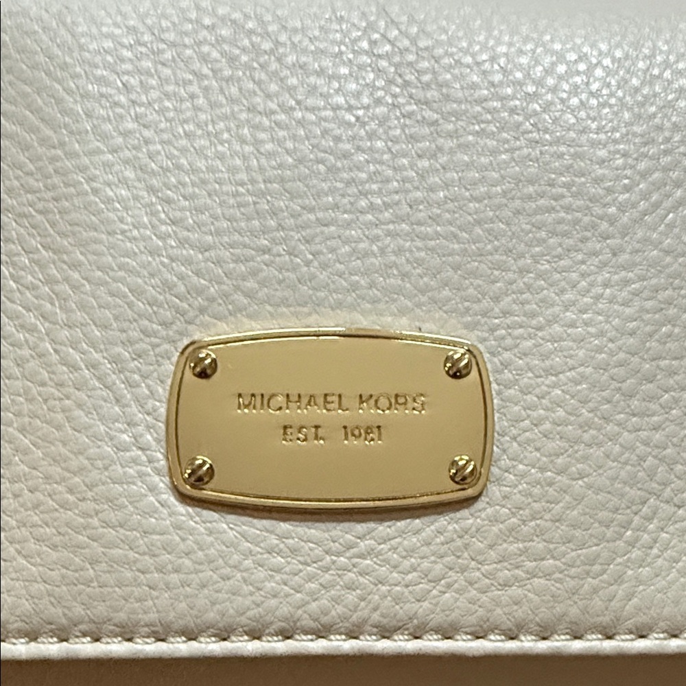 Michael Kors Ivory Shoulder Bag with Gold Chain - Picture 3 of 5